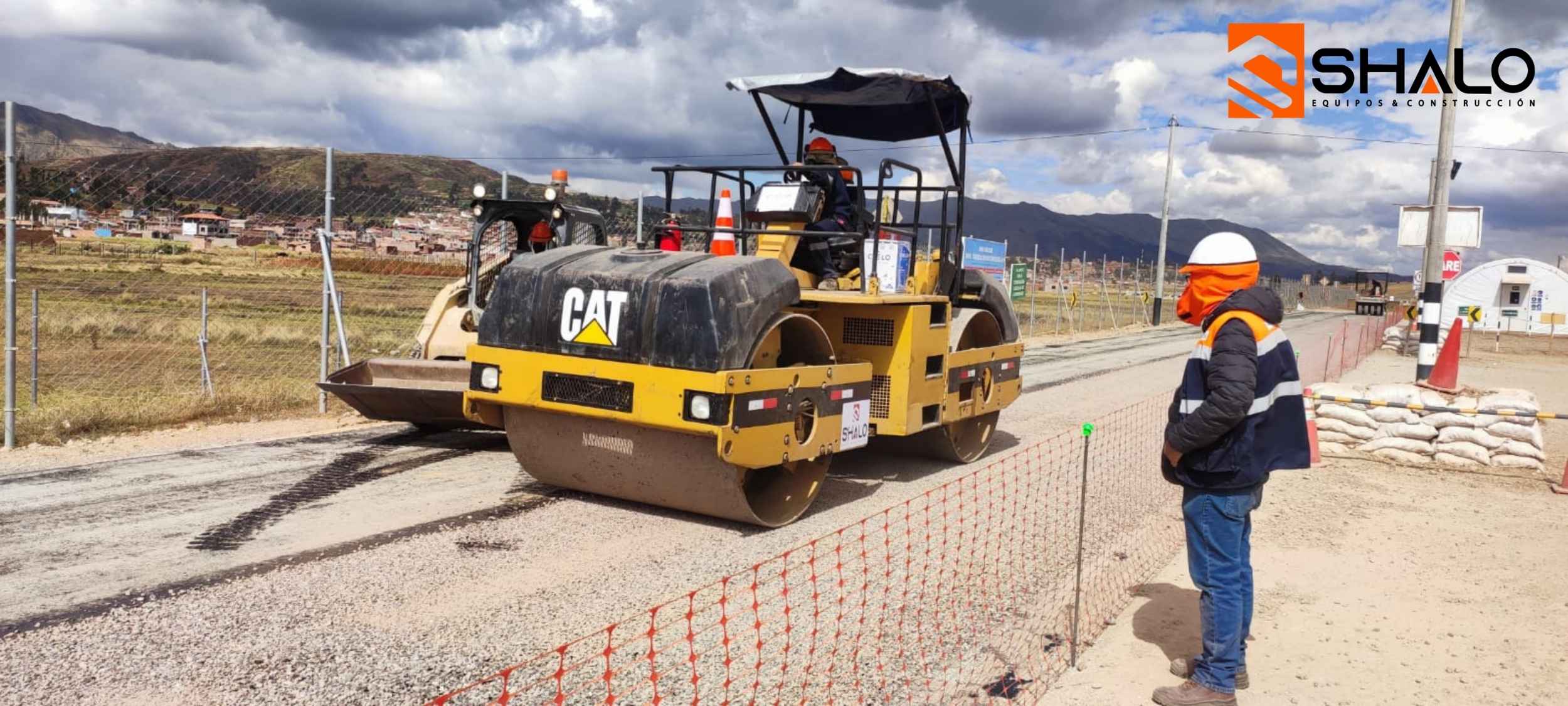 Excavadora hidráulica trabajando en terreno de proyecto