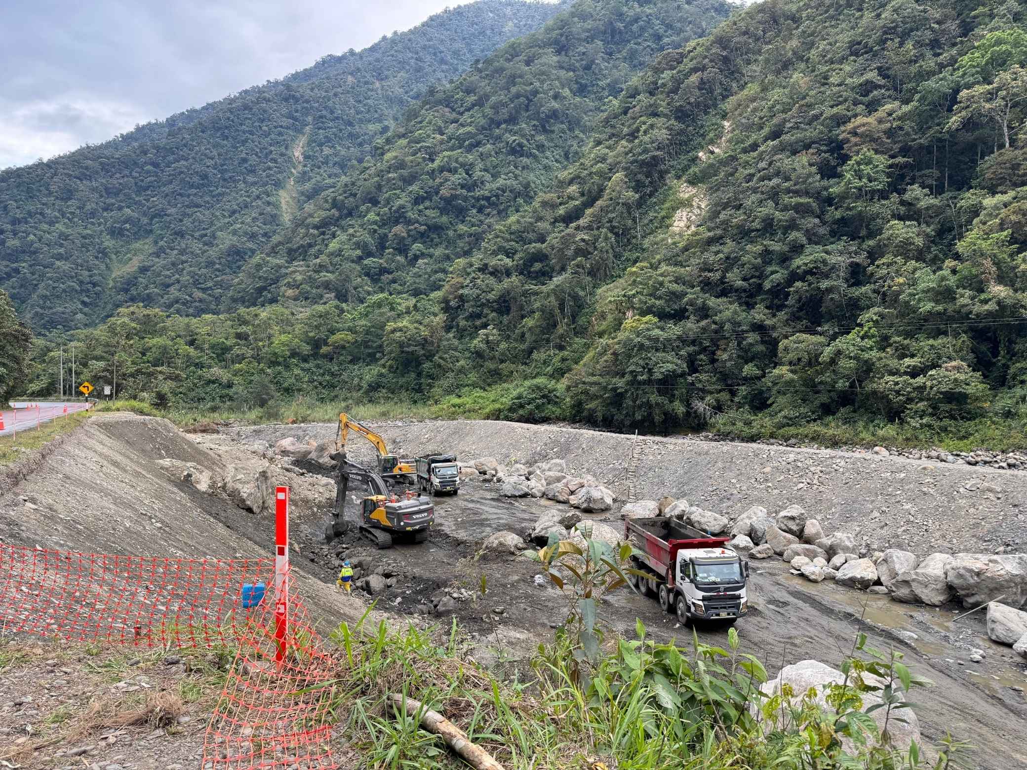 Grúa torre en proyecto de construcción e infraestructura
