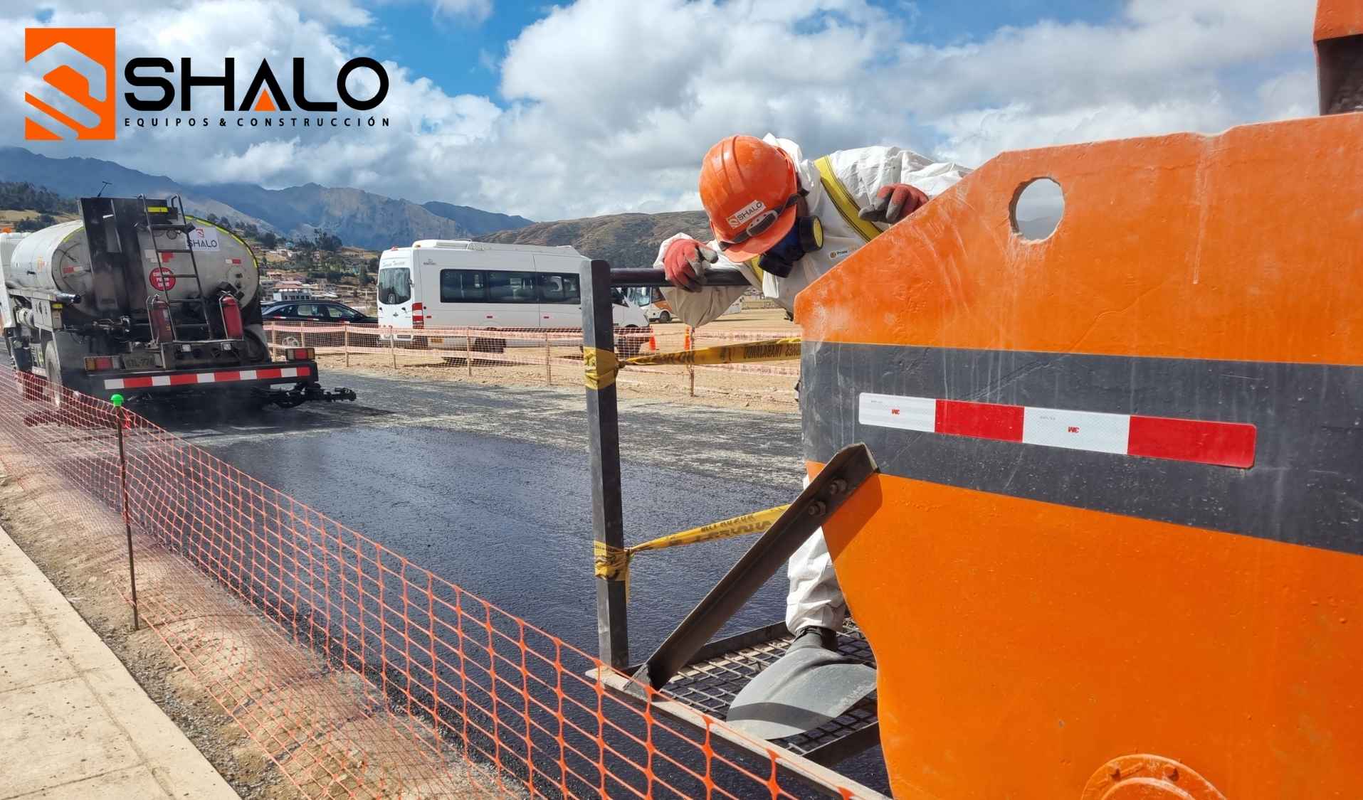 Maquinaria operando en proyecto de construcción de SHALO