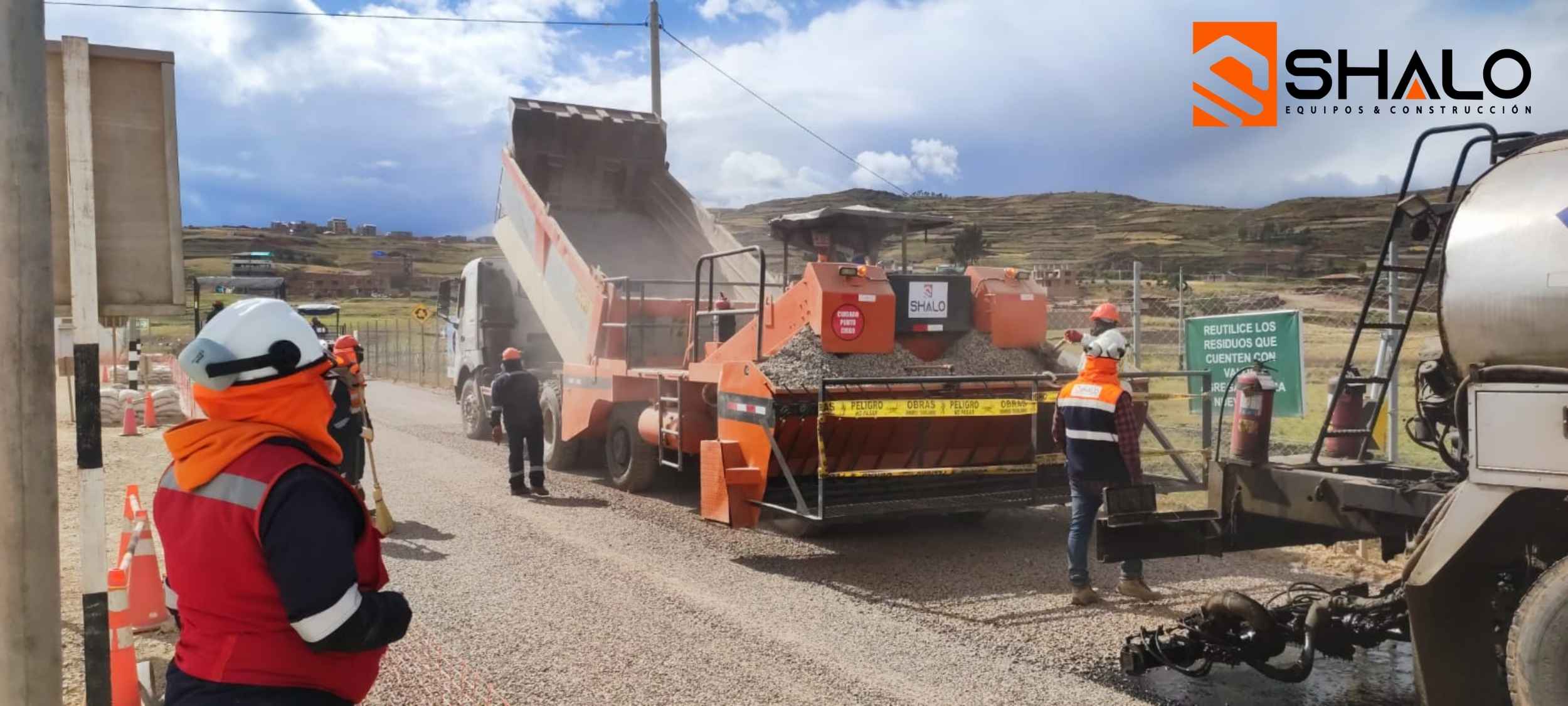 Retroexcavadora operando en frente de obra